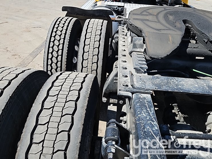 2018-freightliner-cascadia-113-image-19