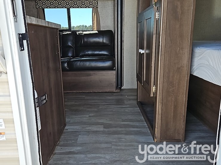 2018-35'-forest-river-shasta-oasis-30qb-travel-trailer,-one-slideout,-sleeps-8-image-20