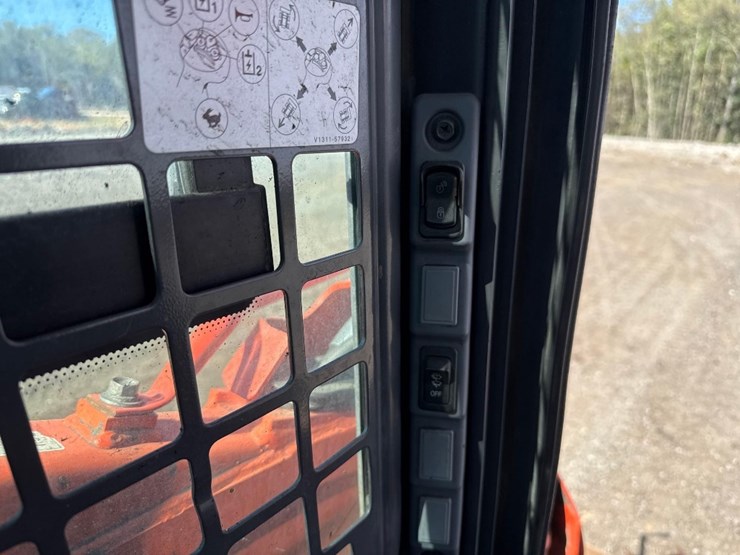kubota-ssv65-image-19