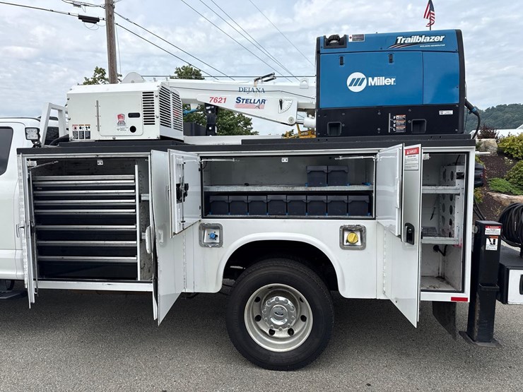 2022-ford-f550-xlt-image-11