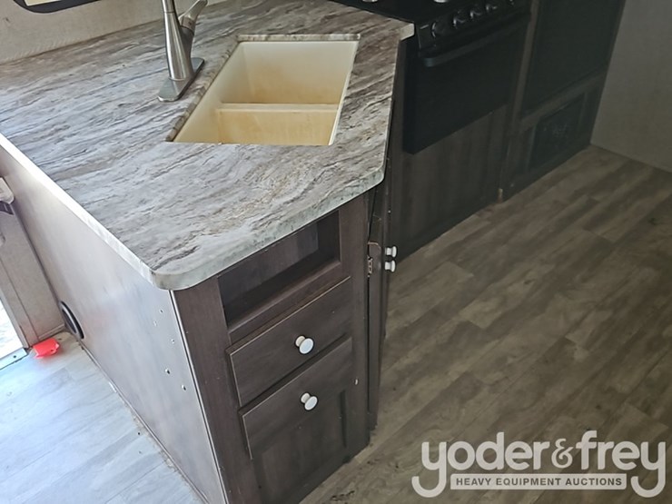 2018-35'-forest-river-shasta-oasis-30qb-travel-trailer,-one-slideout,-sleeps-8-image-29