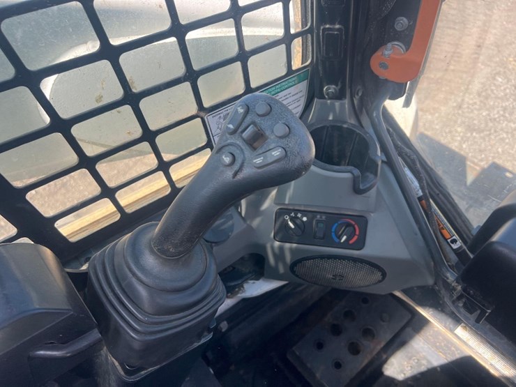 2021-bobcat-t740-image-27