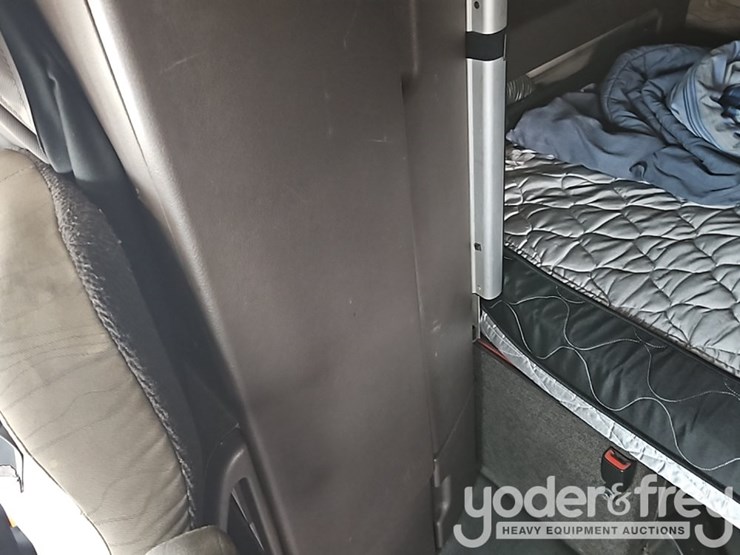 2016-volvo-vnl-image-38
