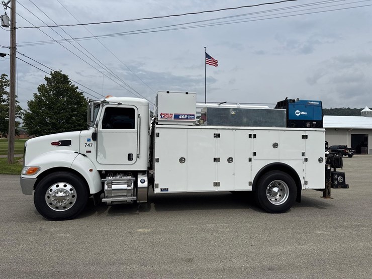 2019-peterbilt-337-image-2