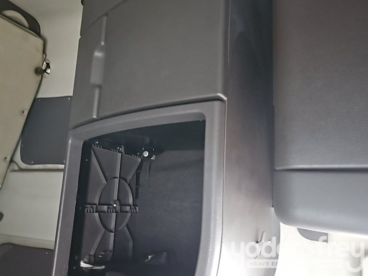2016-volvo-vnl-image-35