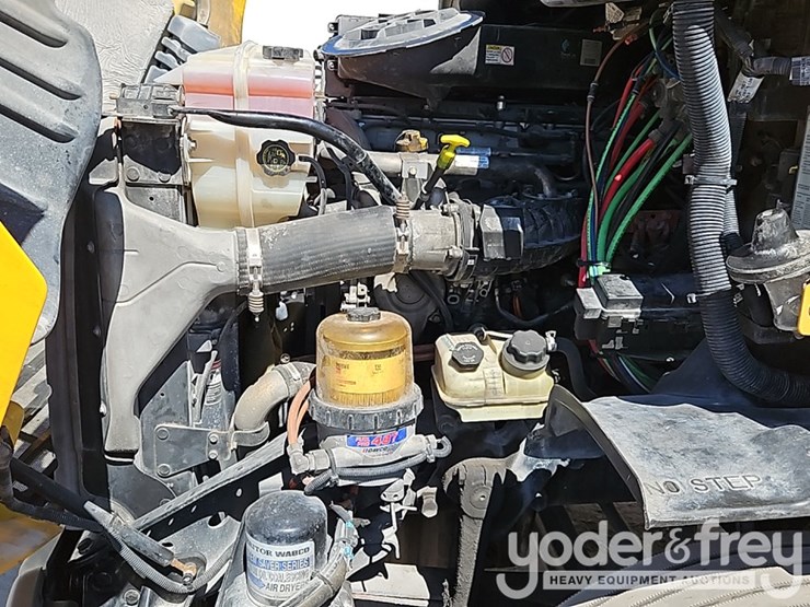 2018-freightliner-cascadia-113-image-24