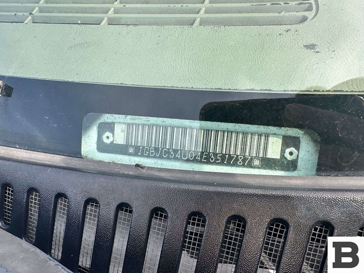 2004-chevrolet-silverado-3500-image-2