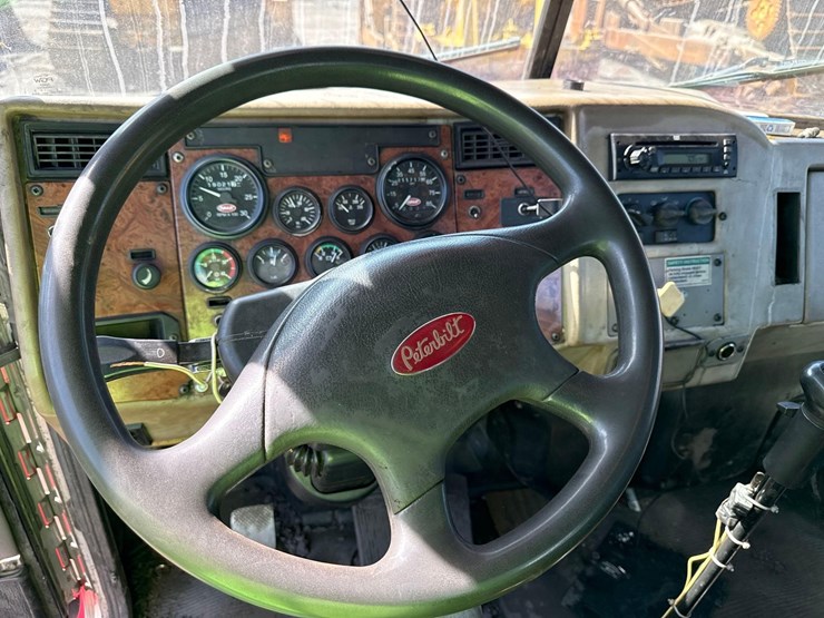 2005-peterbilt-335-image-23