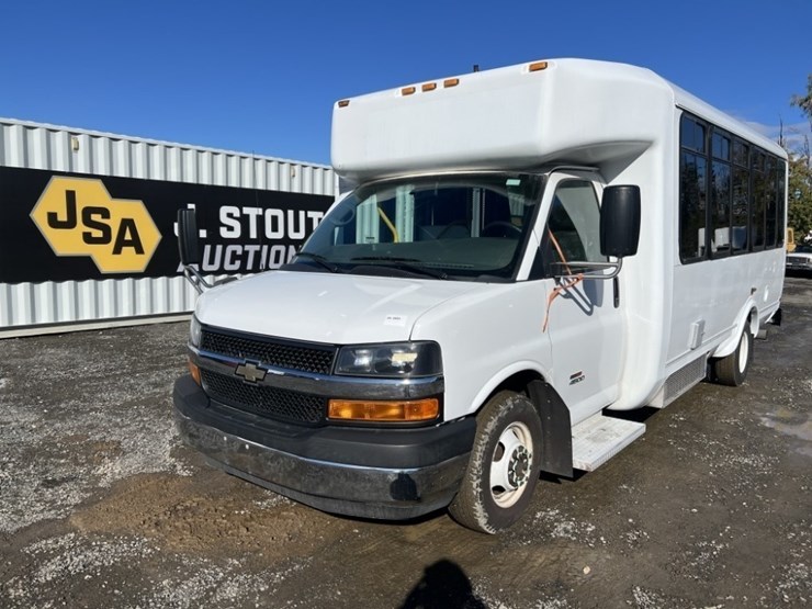 2014-chevrolet-express-paratransit-bus-image-1