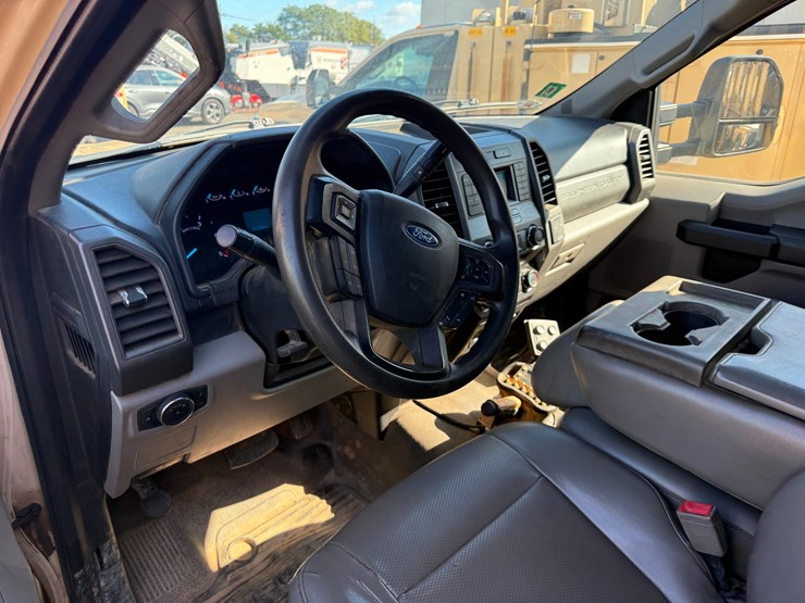 2019-ford-f550-xl-image-18