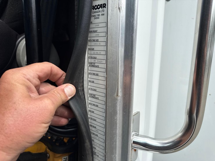 2021-peterbilt-337-image-34
