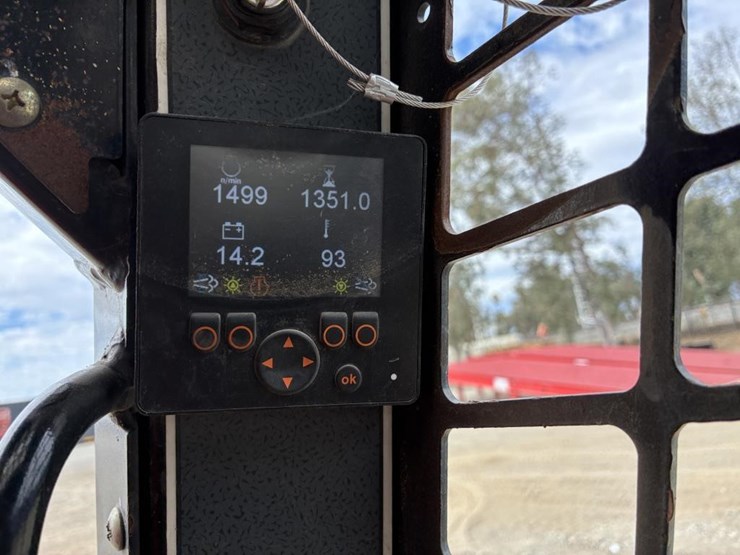 2019-gehl-r105-image-17