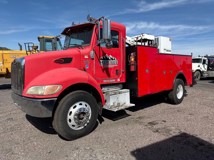2005-peterbilt-335-image-1