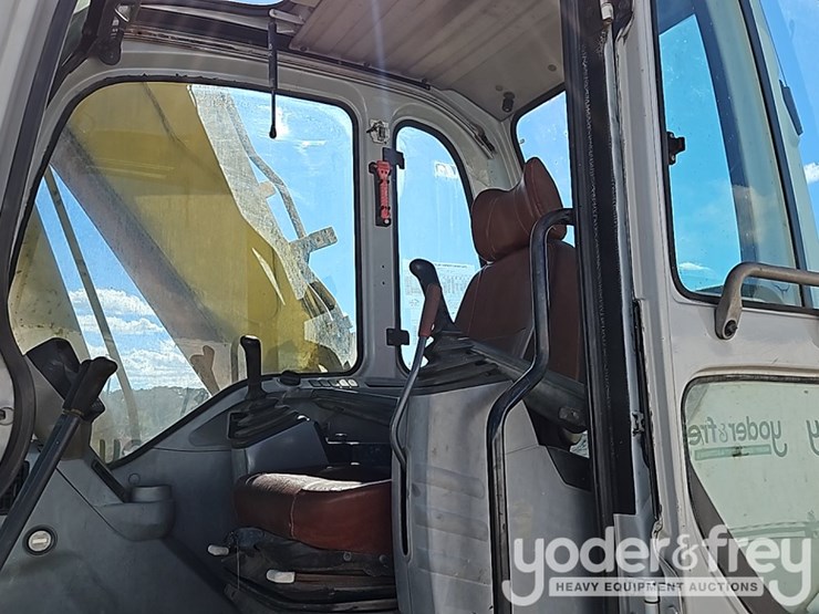2004-new-holland-eh160-image-34