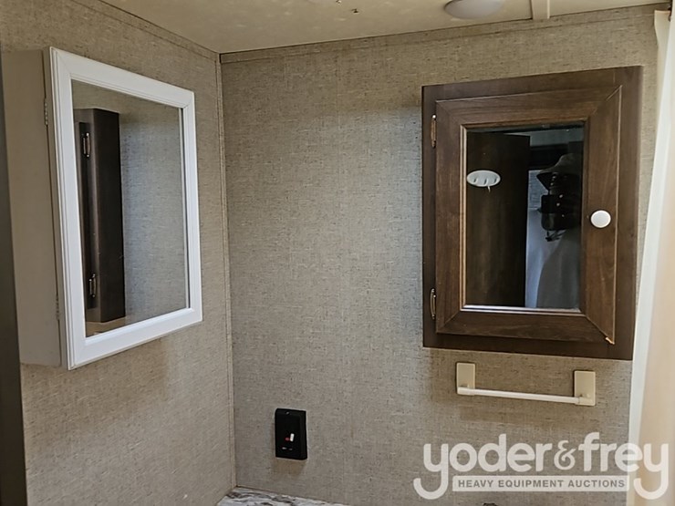 2018-35'-forest-river-shasta-oasis-30qb-travel-trailer,-one-slideout,-sleeps-8-image-34