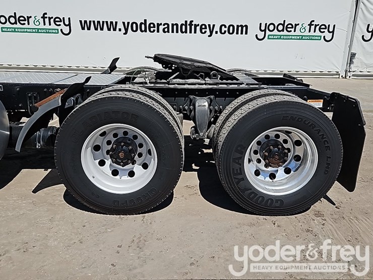 2018-freightliner-cascadia-113-image-13