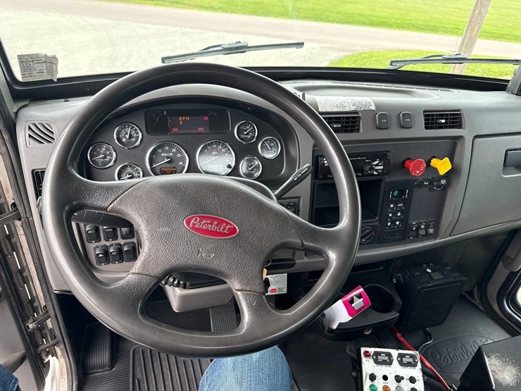 2018-peterbilt-337-image-29