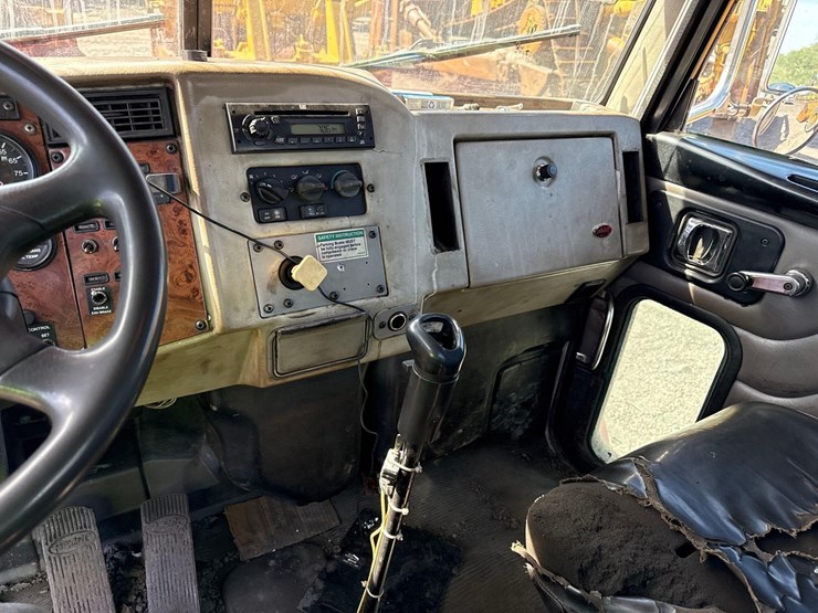 2005-peterbilt-335-image-22