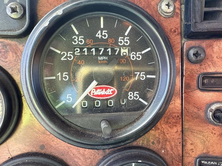 2005-peterbilt-335-image-24