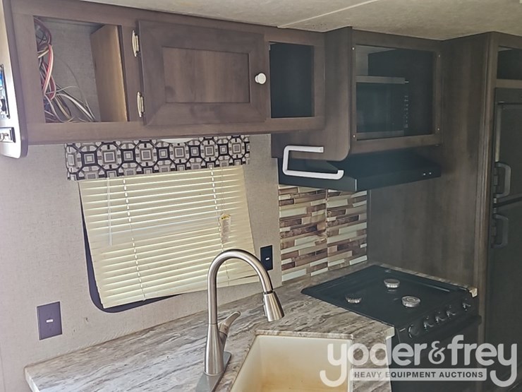 2018-35'-forest-river-shasta-oasis-30qb-travel-trailer,-one-slideout,-sleeps-8-image-28