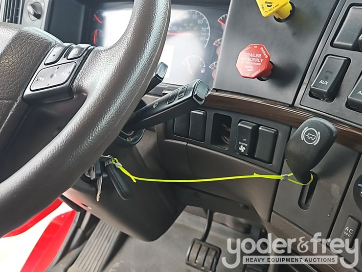2016-volvo-vnl-image-49