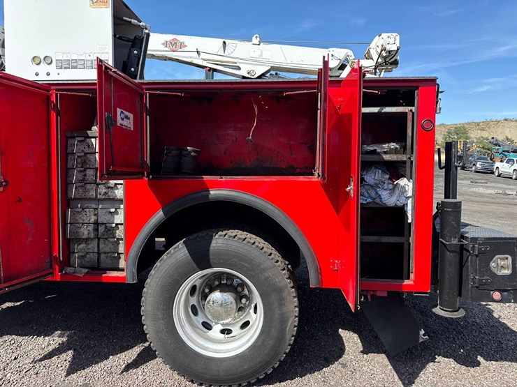 2005-peterbilt-335-image-11