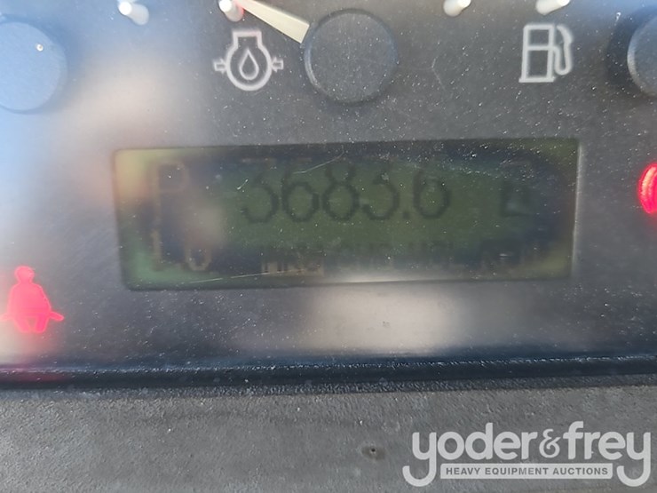 2015-deere-450j-image-34