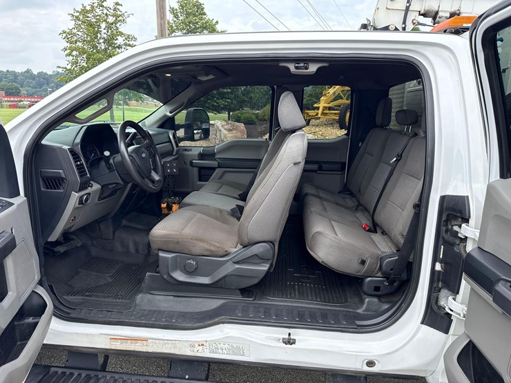 2022-ford-f550-xlt-image-21