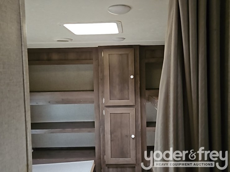 2018-35'-forest-river-shasta-oasis-30qb-travel-trailer,-one-slideout,-sleeps-8-image-38