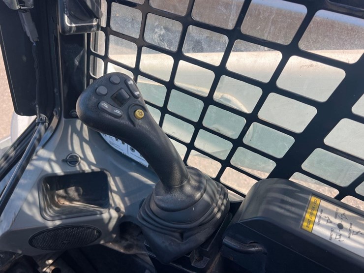 2021-bobcat-t740-image-26