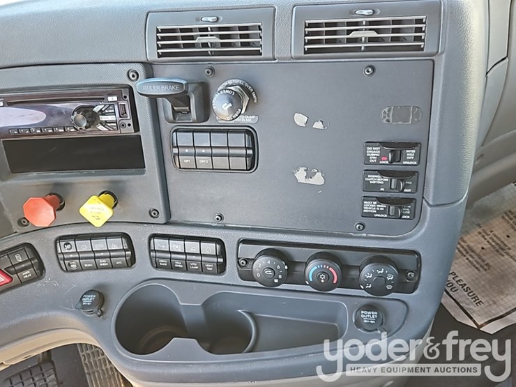 2018-freightliner-cascadia-113-image-32