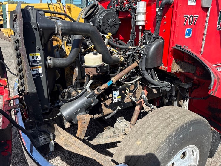 2005-peterbilt-335-image-19