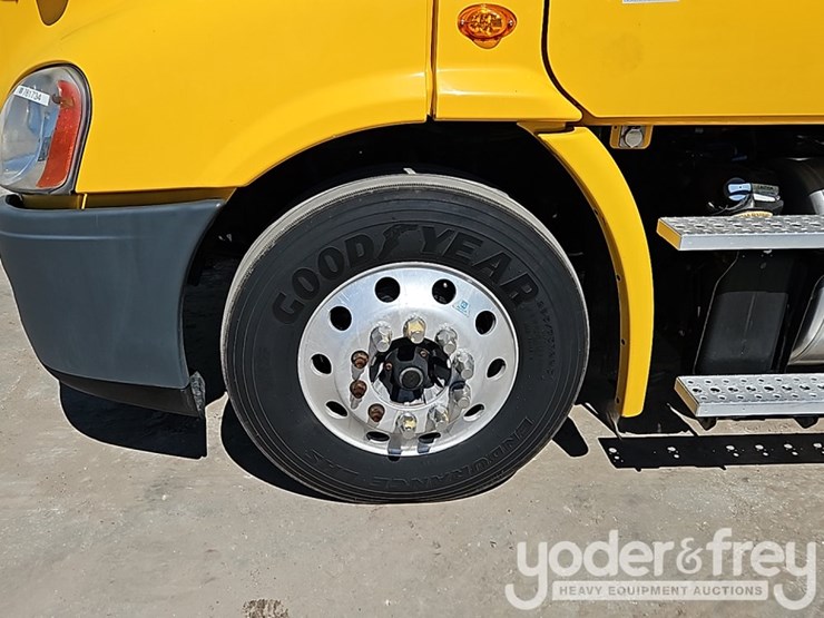 2018-freightliner-cascadia-113-image-12