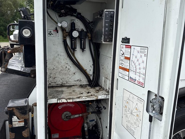 2019-peterbilt-337-image-12