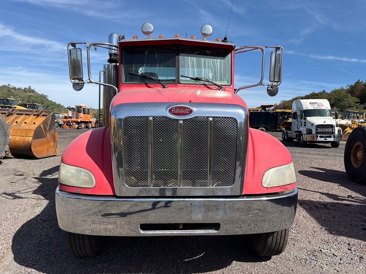 2005-peterbilt-335-image-6