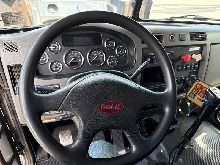 2012-peterbilt-337-image-25