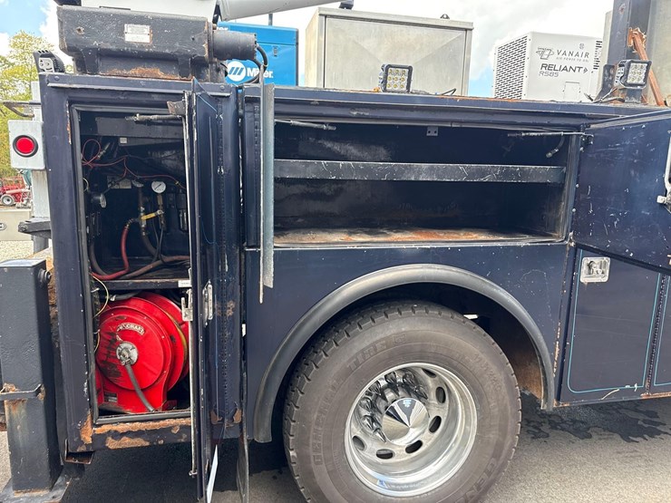 2012-peterbilt-337-image-11