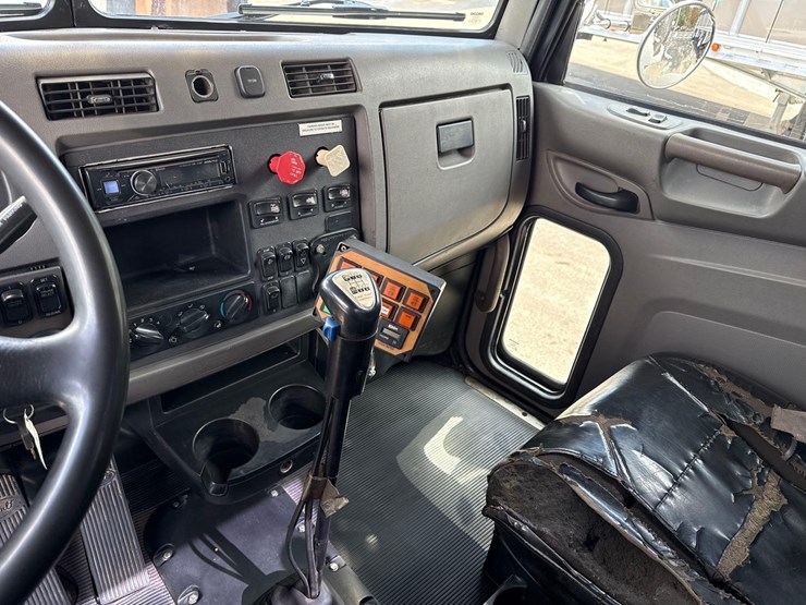 2012-peterbilt-337-image-24
