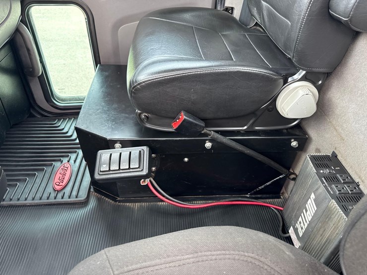 2021-peterbilt-337-image-27