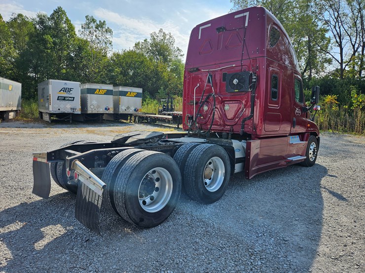 2016-freightliner-cascadia-125-image-18