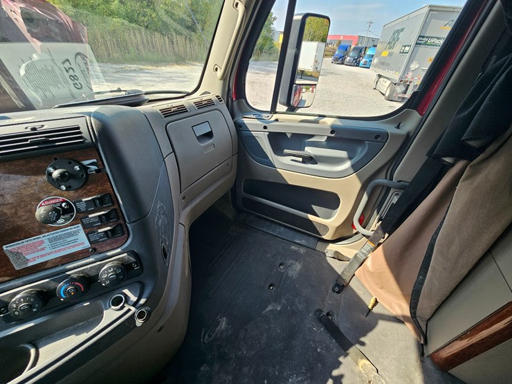 2016-freightliner-cascadia-125-image-58