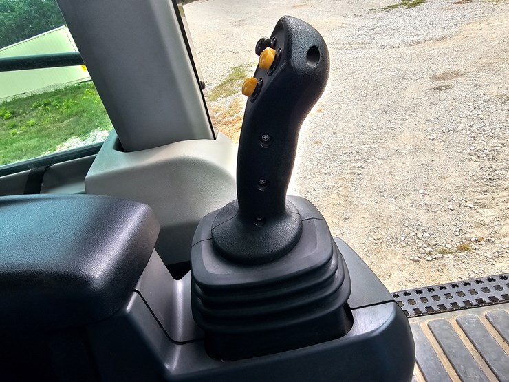 2023-caterpillar-953-image-63