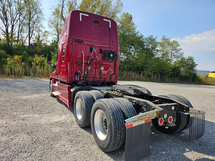 2016-freightliner-cascadia-125-image-13