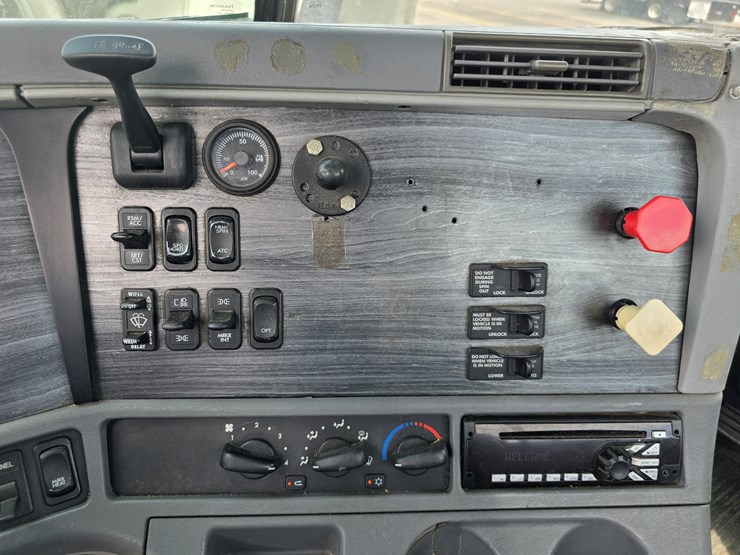 2013-freightliner-columbia-112-image-76