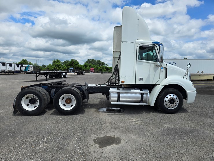 2013-freightliner-columbia-112-image-38