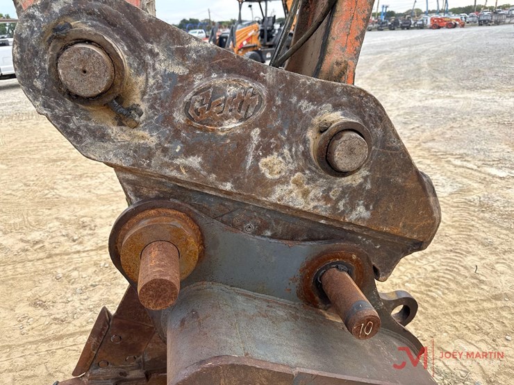 2014-hitachi-zx210-lc-5n-image-11