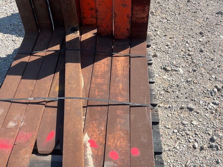 (1)-pair-of-42"-forklift-forks-image-1