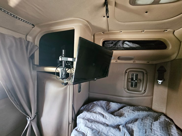 2010-peterbilt-389-image-83