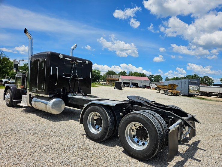 2010-peterbilt-389-image-16