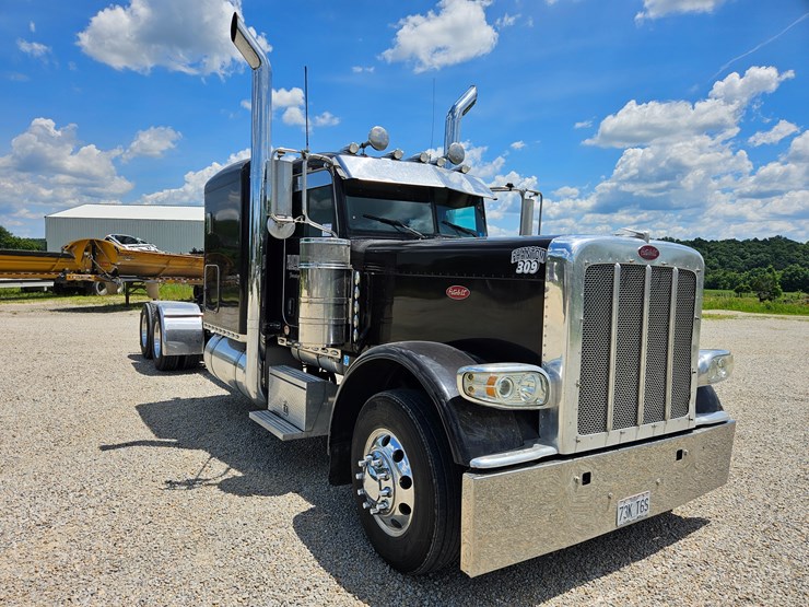 2010-peterbilt-389-image-35